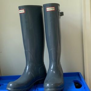 Tall Gray Hunter Boot. They say US 9 but fear that is not correct. Great Shape